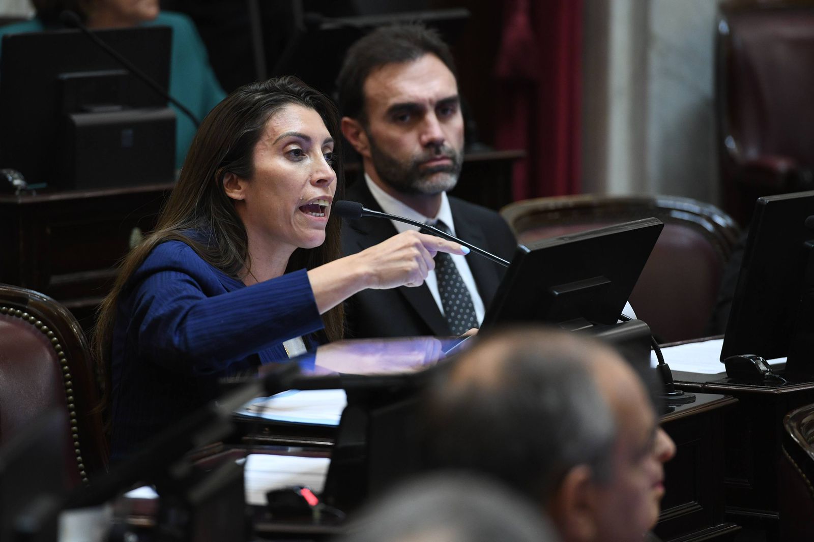 Florencia López El DNU y Ley Ómnibus cargan con todo el ajuste sobre