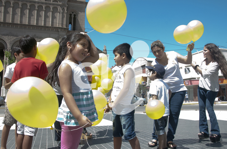 Con una suelta de globo sensibilizan la lucha contra el cáncer infantil