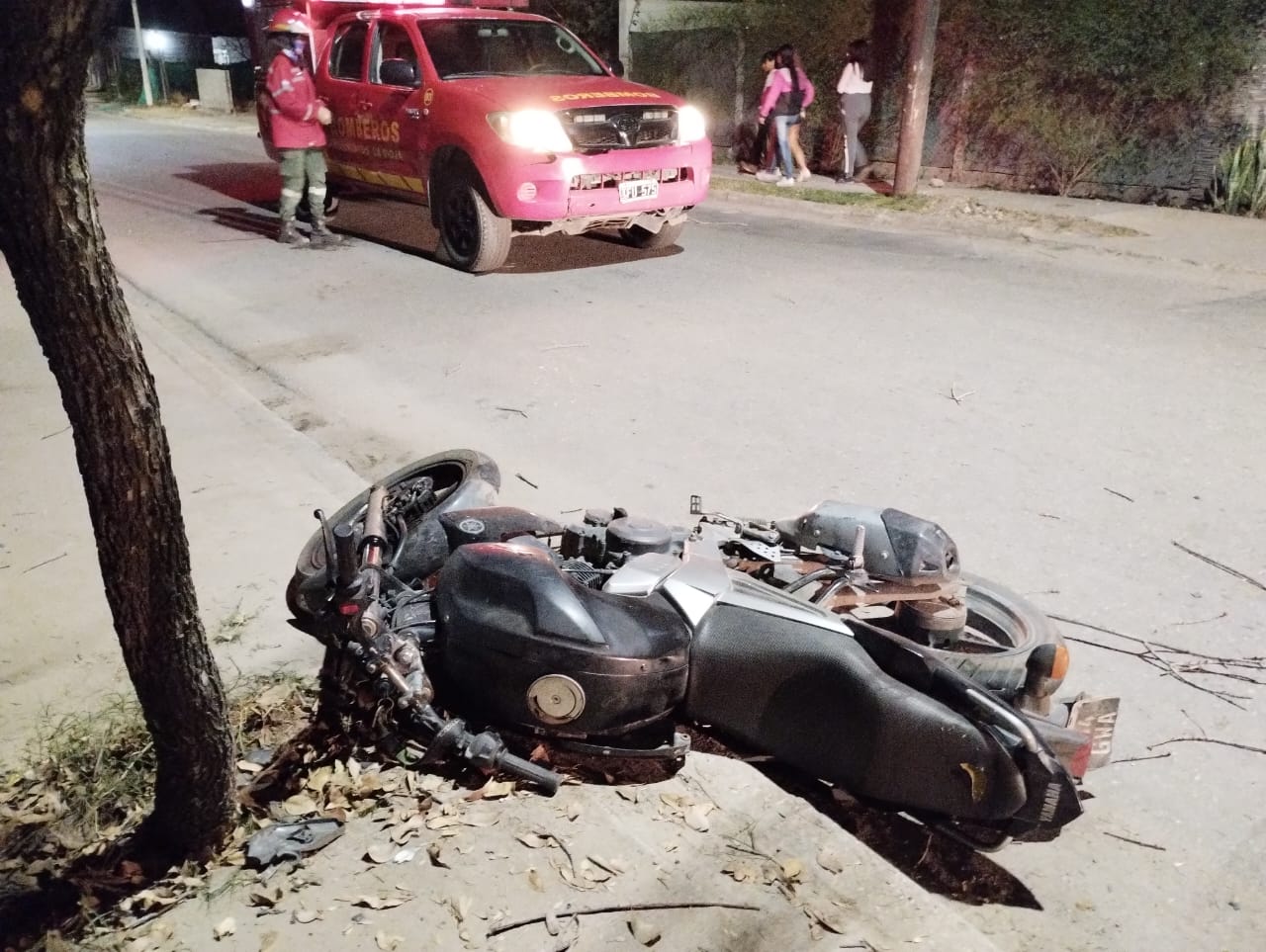 Motociclista sufrió traumatismo de cráneo tras fuerte colisión contra