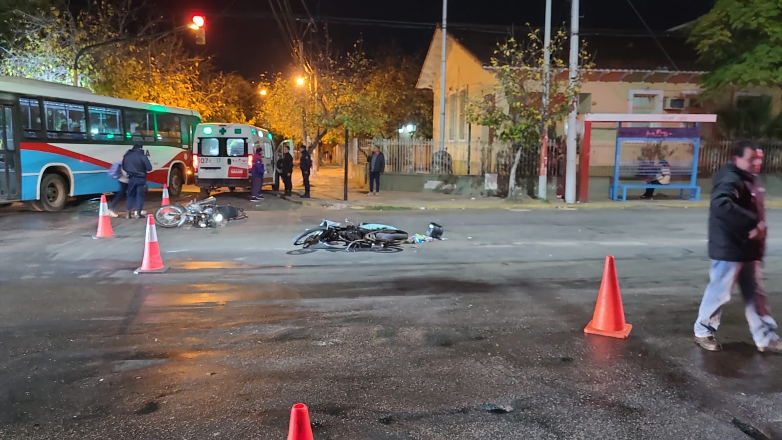 Motociclistas resultaron heridos luego de colisionar sobre Avenida Perón