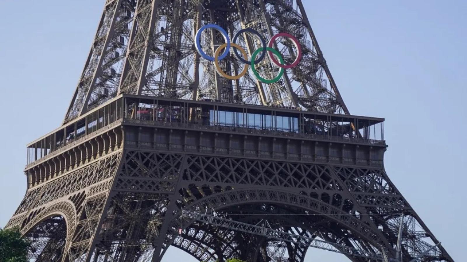 La Torre Eiffel Luce Los Anillos Ol Mpicos A D As De Los Juegos De