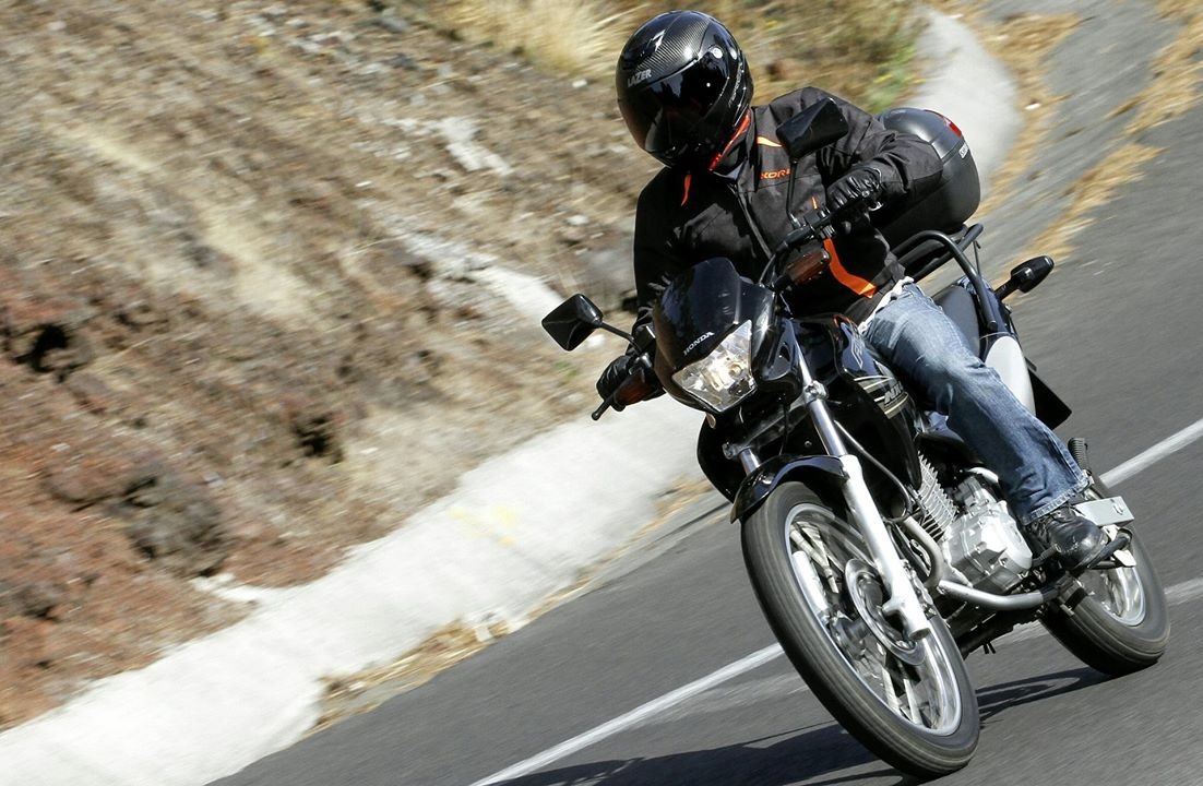 La importancia de usar el casco cuando viajas en moto