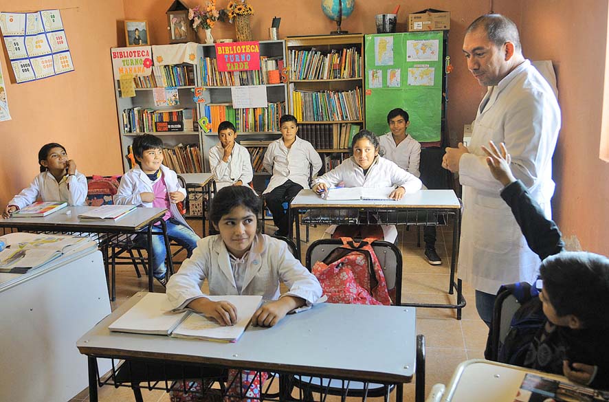 Resultado de imagen de maestros dando clases con guardapolvo blanco