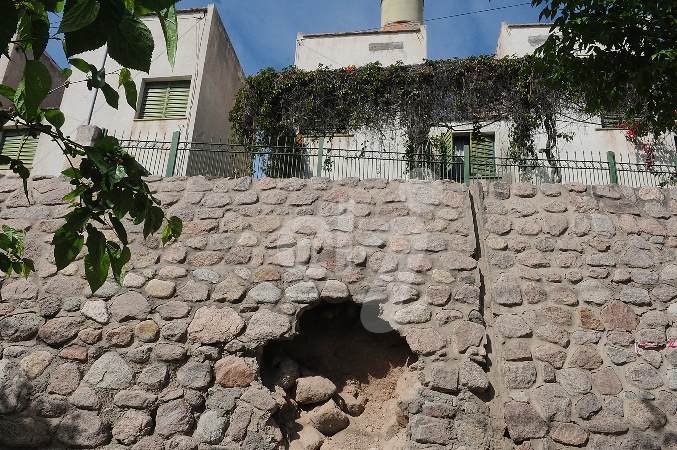 El deterioro de un muro de contención podría provocar el derrumbe de casas