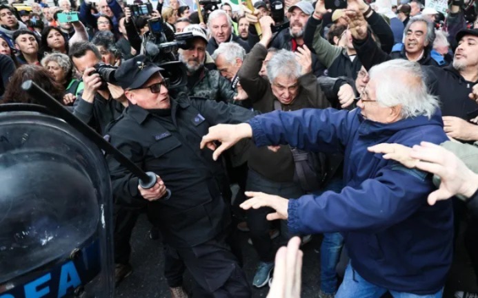 Jubilados sufren represión en protesta contra el veto a la ley de movilidad  jubilatoria